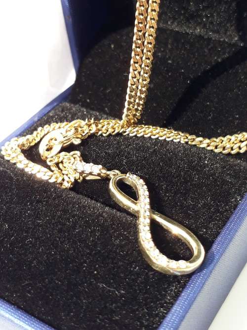 9ct SOLID Gold Ladies chain and CZ Pendant - PRE-OWNED